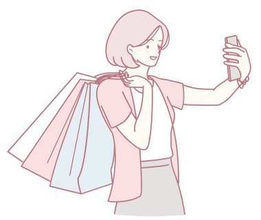 Şık bir kadın elinde renkli alışveriş torbalarıyla mutlu bir şekilde selfie çekerken alışverişin tadını çıkarıyor.