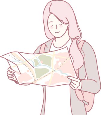 Genç bir kadın şehir merkezinde detaylı bir harita üzerinde çalışırken mutlu bir şekilde seyahat macerasının tadını çıkarıyor.