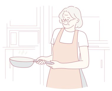 Neşeli, son sınıf öğrencisi bir kadın, sıcak mutfağında mutlu bir şekilde yemek pişiriyor, elinde lezzetli yemeklerle dolu bir tavayla gururla.