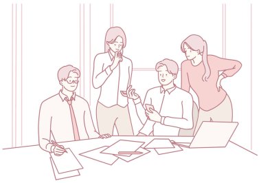 Tutkulu bir ekip modern ofis ortamında eşsiz ve yenilikçi fikirler üretmek için beyin fırtınası yapıyor.