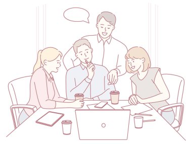 Dinamik bir ekip canlı bir ofis ortamında yaratıcı fikirleri ortaklaşa araştırıyor.