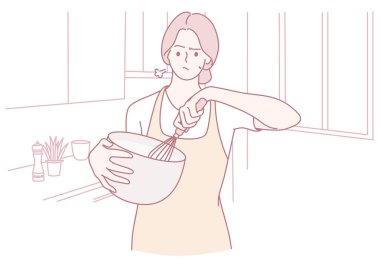 Parlak, modern bir mutfakta yemek pişirme deneyiminin tadını çıkaran bir kadın karışımı bir kasede neşeyle çırpıyor.