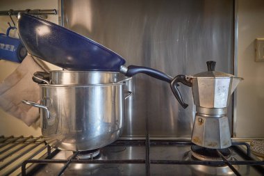 Kahve demliği ve tencereler mutfak ocağına konur.