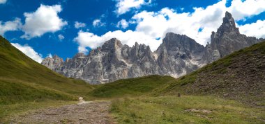 Dolomite zinciri, Val di Fiemme, yürüyüş ve dağ manzarası.