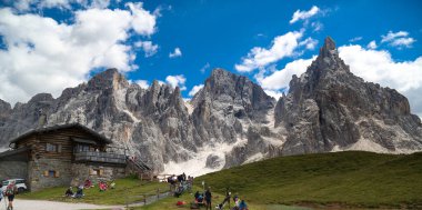 Dolomite zinciri, Val di Fiemme, yürüyüş ve dağ manzarası.