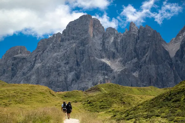 Dolomite zinciri, Val di Fiemme, yürüyüş ve dağ manzarası.