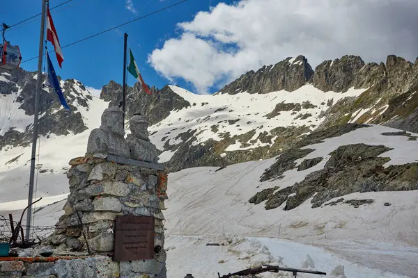 Lago del Monticello, Passo Paradiso Val Di Sole 'da yazın ortasında karla çevrili..