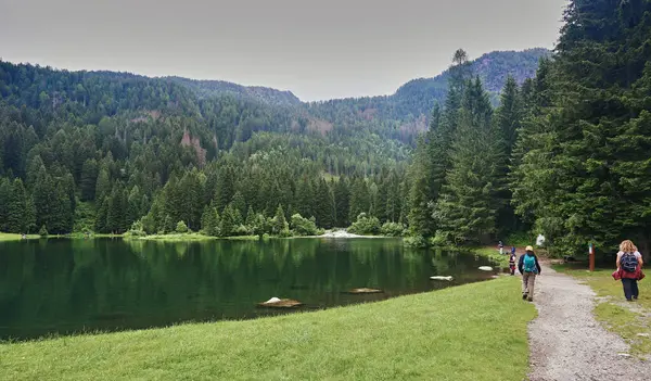 Val Di Sole 'daki bir şarap dükkanının ahşap kapısına kalp takılmış.