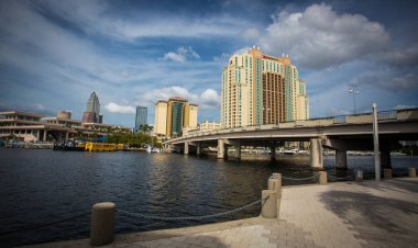 Tampa şehir merkezinin Skyline 'ı kanalın alt yakasından Florida' nın arka planında büyük köprüler ve gökdelenler var.