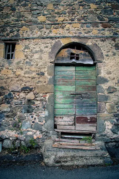 Toskana 'da eski şaraphanenin kapısı, eski şaraphanelerin eski ahşap girişi.