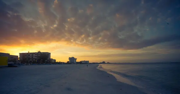 Florida 'daki Miami Sahili' nin geniş objektifli panoramik fotoğrafı. Açık gökyüzü ve bulutlar bir zemin oluşturuyor.