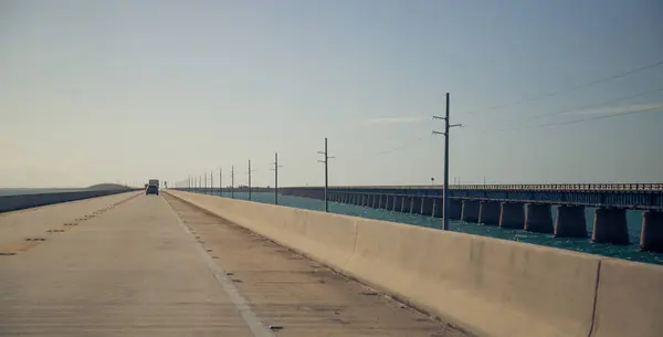Florida 'daki deniz aşırı otobanın fotoğrafı, güneşli bir günde yarı ıssız ve perspektiften çekilmiş.