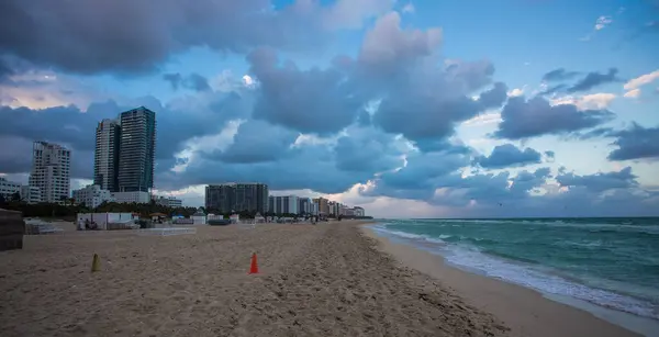 Florida 'daki Miami Sahili' nin geniş objektifli panoramik fotoğrafı. Açık gökyüzü ve bulutlar bir zemin oluşturuyor.