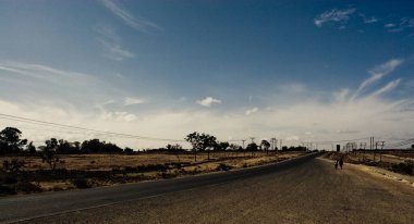 Kenya 'daki Rift Vadisi' nin güzel alçak bulutlu panoramik fotoğrafı.