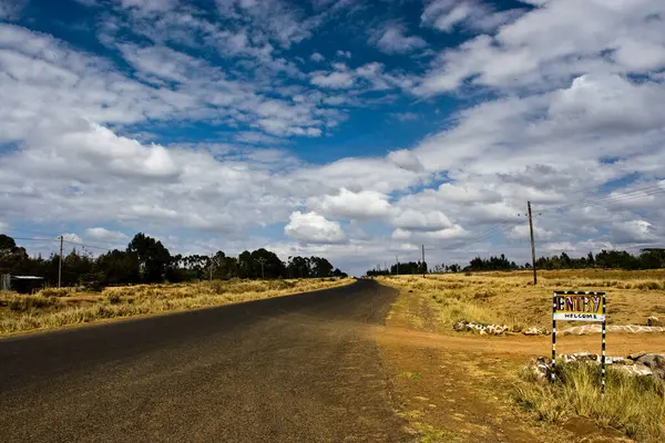 Kenya 'daki Rift Vadisi' nin güzel alçak bulutlu panoramik fotoğrafı.