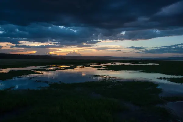 Kenya 'daki Rift Vadisi' nin güzel alçak bulutlu panoramik fotoğrafı.