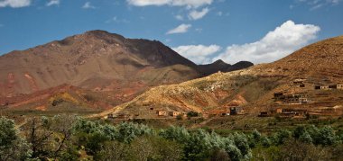 Ait Ben Ammar 'ın kırsal kesiminde, Fas' taki Atlas dağ zincirinin kıyısında.