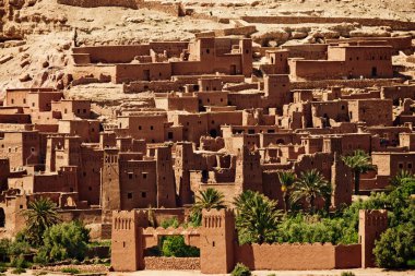Fas 'taki Ouarzazate Nehri boyunca uzanan güzel çöl vadisinde çamurdan yapılmış Ait-Ben-Haddou kalesi.
