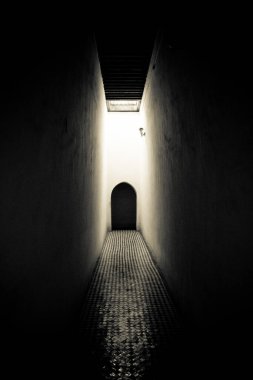 Fas mimarisinin önemli bir simgesi olan Marakeş 'in El Bahia sarayının içi. İç kapı ve asfaltlı mozaik zemin..