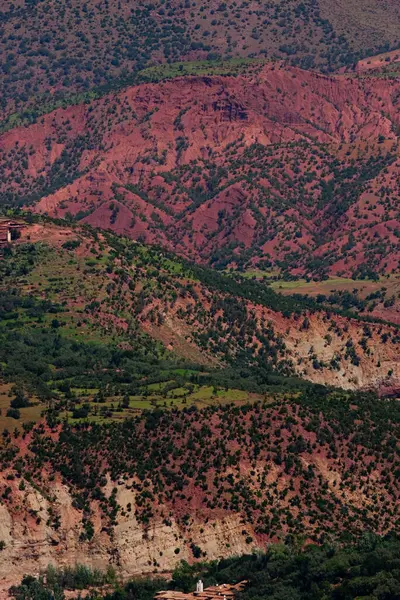 Tizi-N-Ticha yolu üzerindeki manzara Fas 'ın Ouarzazate bölgesindeki Atlas Dağları' ndan geçiyor.
