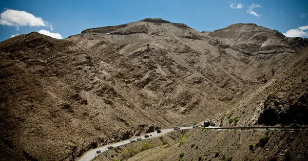 Tizi-N-Ticha Geçidi Fas 'ın Ouarzazate eyaletindeki Atlas Dağları boyunca uzanır.