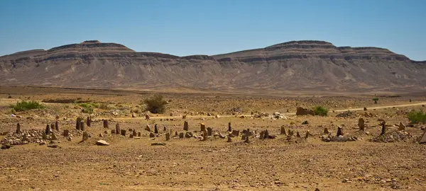 Erfoud 'a giden yol boyunca yer alan Fas' taki Zagora köyünün dışında küçük bir mezarlık.