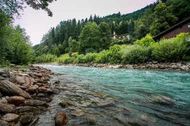 Sud Tirol 'de bir dağ vadisinde yüzen nehir 