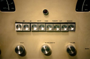 Dettagli di una vecchia radio anni 60 dal Design Bauhaus, Brionvega R126 disegnata dai Design Castiglioni, orijinal ed ottimamente conservata