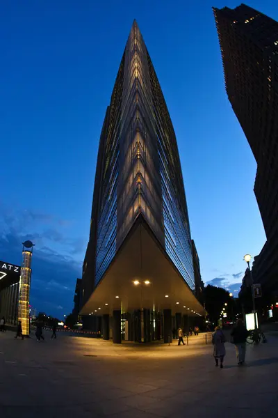 Akşam saatlerinde Potsdamer Platz 'daki modern Berlin mimarisinin görüntüleri, Berlin