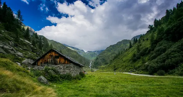Alplerin yakınındaki bir vadinin dibindeki yaşlı malga.