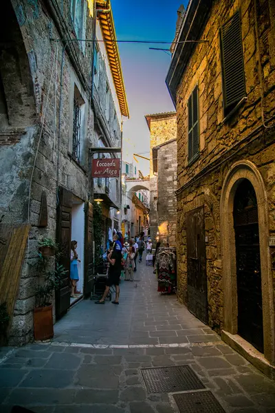 Tuscany 'de bir köy sokağı. Tüylü duvarları ve ortaçağ kemerleri var.