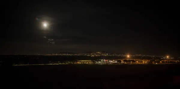 Arka planda Castelli Romani 'nin ışıkları olan yaz dolunayı. 