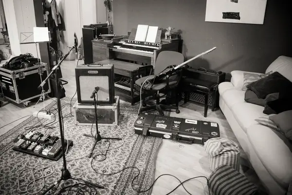 Gitar, amplifikatör ve müzik kutuları olan bir stüdyoda çalışan bir elektro gitarist.