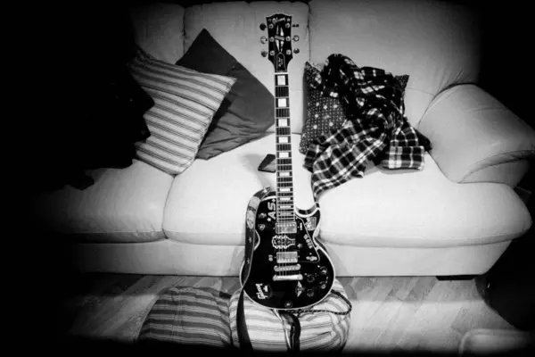 Roma 'daki bir stüdyo kaydında siyah sağlam elektro gitar molası sırasında bırakıldı.