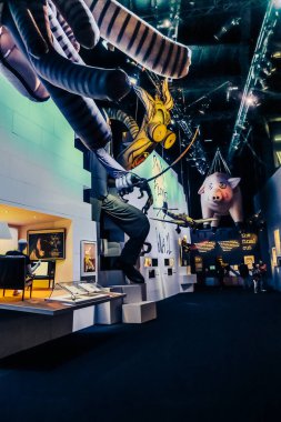 Arka planda Castelli Romani 'nin ışıkları olan yaz dolunayı.