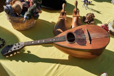 Trevi, İtalya - 103 2024 - 1900 'lerin başından kalma antika İtalyan mandolin enstrümanı Umbria' da küçük bir ikinci el pazarda satıldı