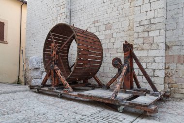 Trevi, İtalya - 102 2024 - Umbria 1.jpg 'deki küçük bir kasabada ortaçağ döneminden kalma tahkimatlar için eski makinelerin sergilenmesi