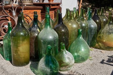 Trevi, İtalya - 103 2024 - Umbria 'da bir bit pazarında satılan şarap ve yağ depolamak için eski cam demijohns