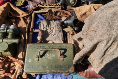 Trevi, İtalya - 103 2024 - Rus gece görüşçüsü topçu, İtalyan ordusuna mensup ve 2. Dünya Savaşı 'nda kullanılmış, Umbria' da ikinci el bir pazarda satıldı