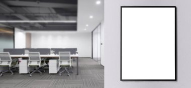 Reklamınız ve mesajınız için reklam panosu boş. Arkaplan için basit tasarımı olan soyut bulanık modern ofis.