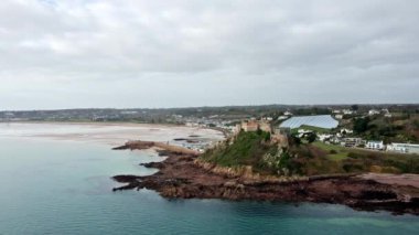 Jersey Adası, İngiltere - 2022.01.29: Uçurumdaki Mont Orgueil Kalesi 'nin güzel hava aracı görüntüsü