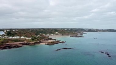 Jersey Adası, İngiltere - 2022.01.29: Uçurumdaki Mont Orgueil Kalesi 'nin güzel hava aracı görüntüsü