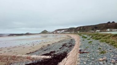 Jersey Adası, İngiltere - 2022.01.29: Bulutlu bir günde St Ouen Körfezi 'nde L' Ouzire Slip Manzarası