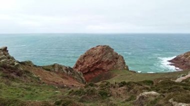 Jersey Adası, İngiltere - 2022.01.29: Jersey Adası 'ndaki (Channel Adaları, İngiltere) sahil kayalıklarının ve plajların güzel doğa görüntüleri)