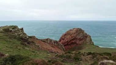 Jersey Adası, İngiltere - 2022.01.29: Jersey Adası 'ndaki (Channel Adaları, İngiltere) sahil kayalıklarının ve plajların güzel doğa görüntüleri)