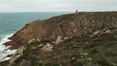 Jersey Adası, İngiltere - 2022.01.29: Jersey Adası 'ndaki (Channel Adaları, İngiltere) sahil kayalıklarının ve plajların güzel doğa görüntüleri)