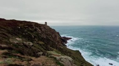 Jersey Adası, İngiltere - 2022.01.29: Jersey Adası 'ndaki (Channel Adaları, İngiltere) sahil kayalıklarının ve plajların güzel doğa görüntüleri)