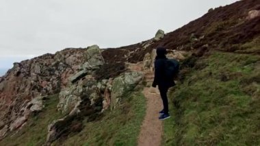 Jersey Adası, İngiltere - 2022.01.29: Jersey Adası 'ndaki (Channel Adaları, İngiltere) sahil kayalıklarının ve plajların güzel doğa görüntüleri)