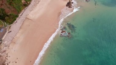 Jersey Adası, İngiltere - 2022.01.29: Jersey Adası 'ndaki (Manş Adaları, İngiltere) sahil uçurumlarının ve plajların güzel doğa görüntülerinin hava aracı görüntüsü)