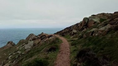 Jersey Adası, İngiltere - 2022.01.29: Jersey Adası 'ndaki (Channel Adaları, İngiltere) sahil kayalıklarının ve plajların güzel doğa görüntüleri)